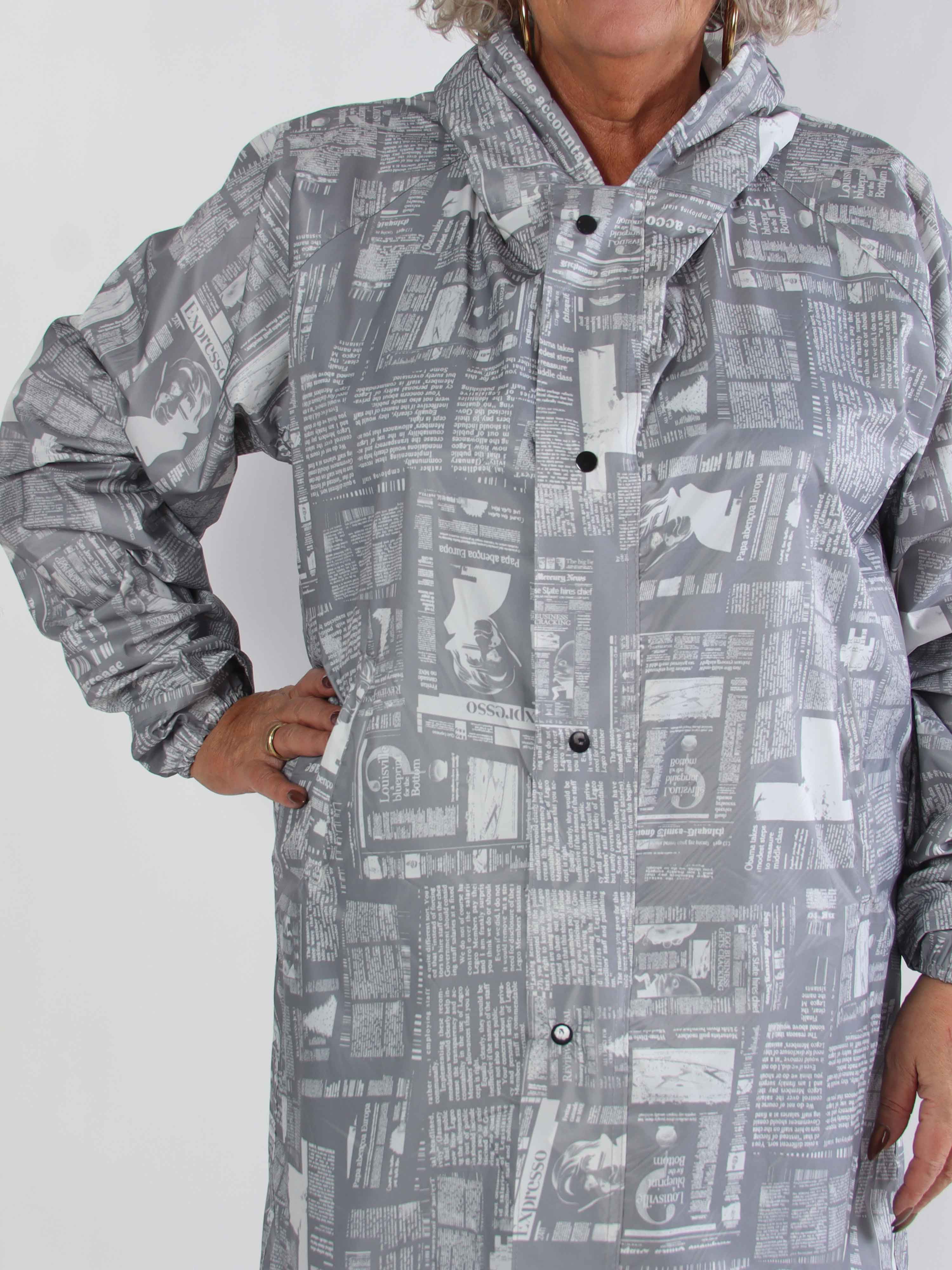 Reina Print - Plus size regnjacka med tidningstryck